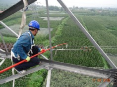 某线路带电安装测温探头